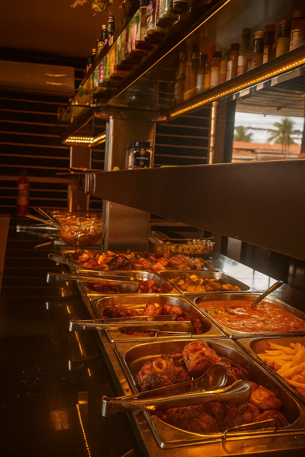 Buffet com bebidas ao fundo