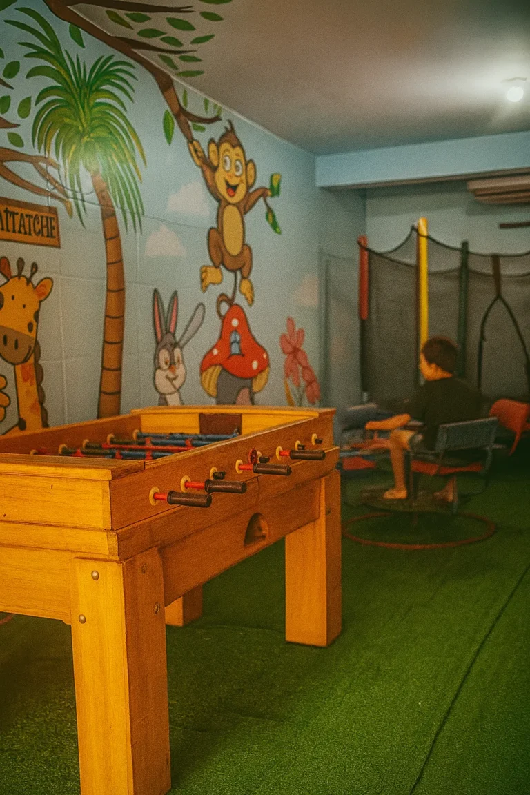 Espaço kids com pebolim