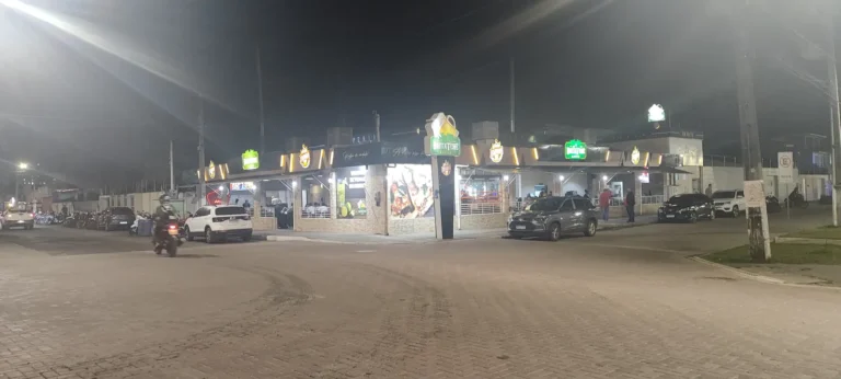 Fachada da Baitatchê Master à noite