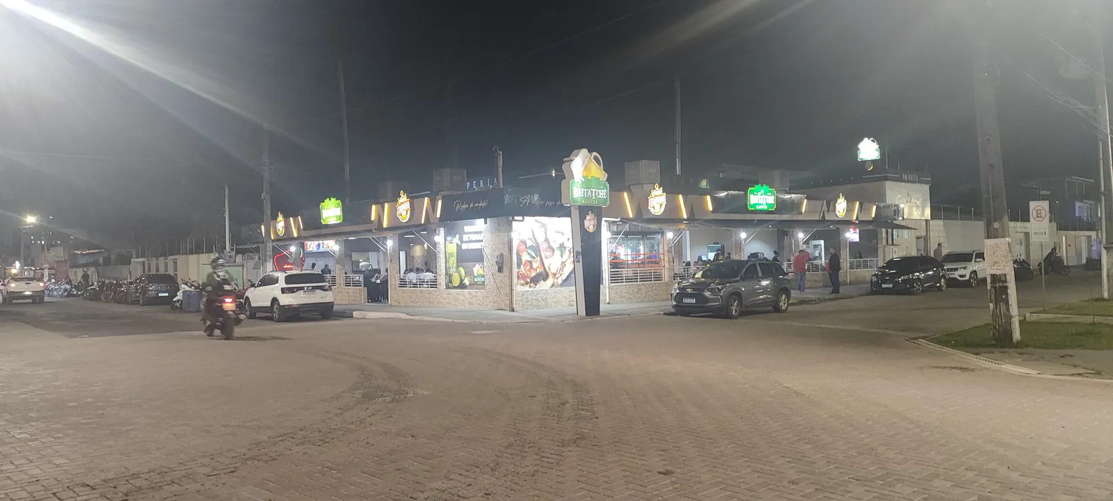 Fachada da Baitatchê Master à noite